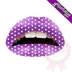 Lèvres violettes et points blancs.